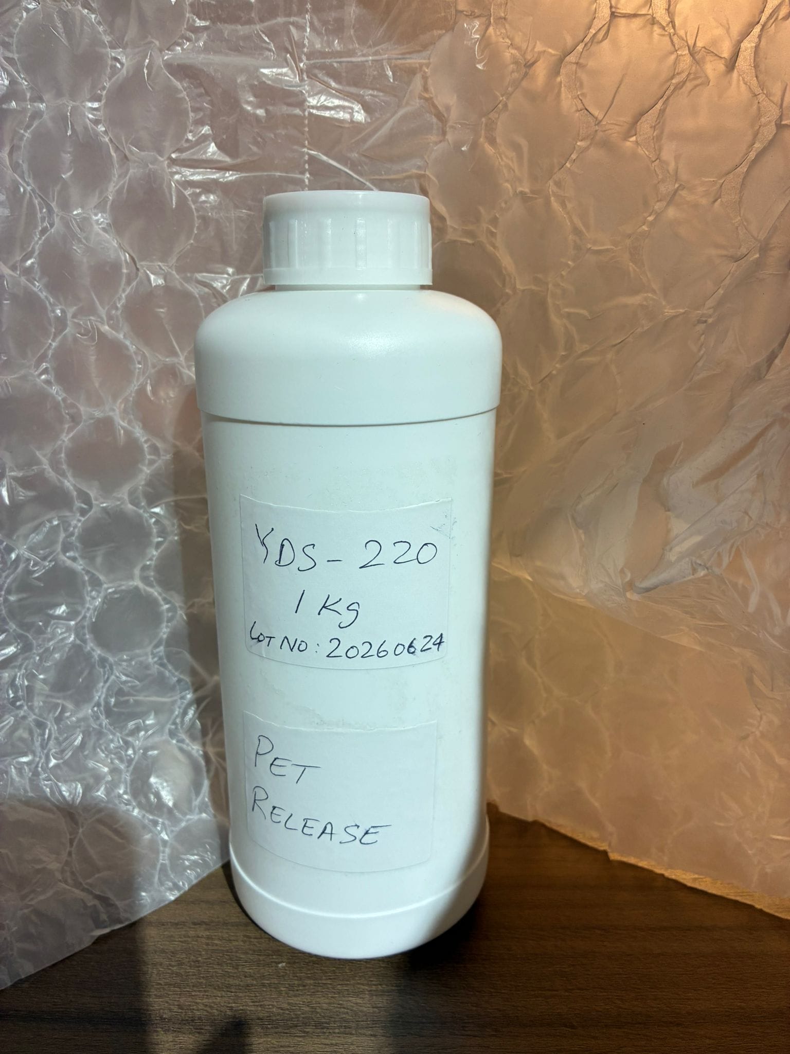 White bottle labeled YDS-220 PET RELEASE 1 Kg lot 20260624