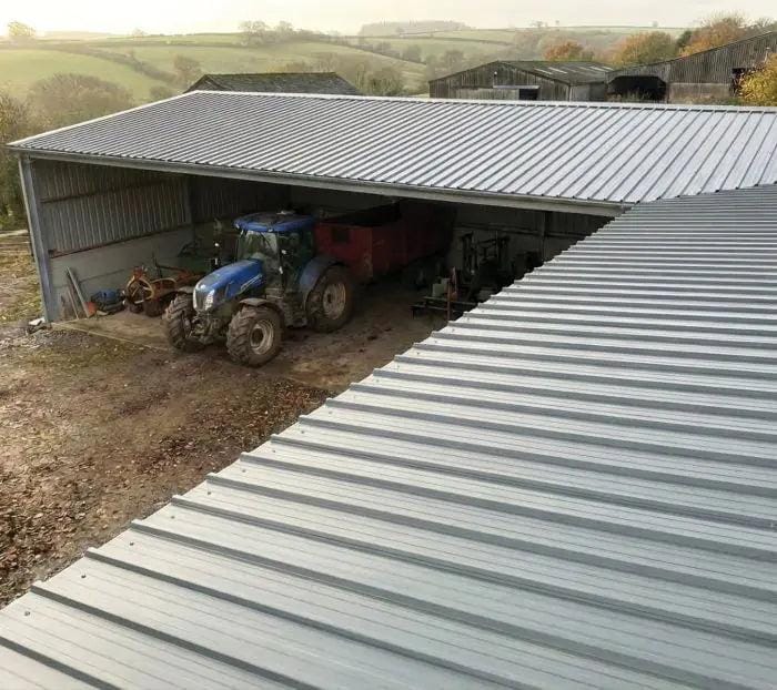 Agricultural building clad with galvanized corrugated sheet