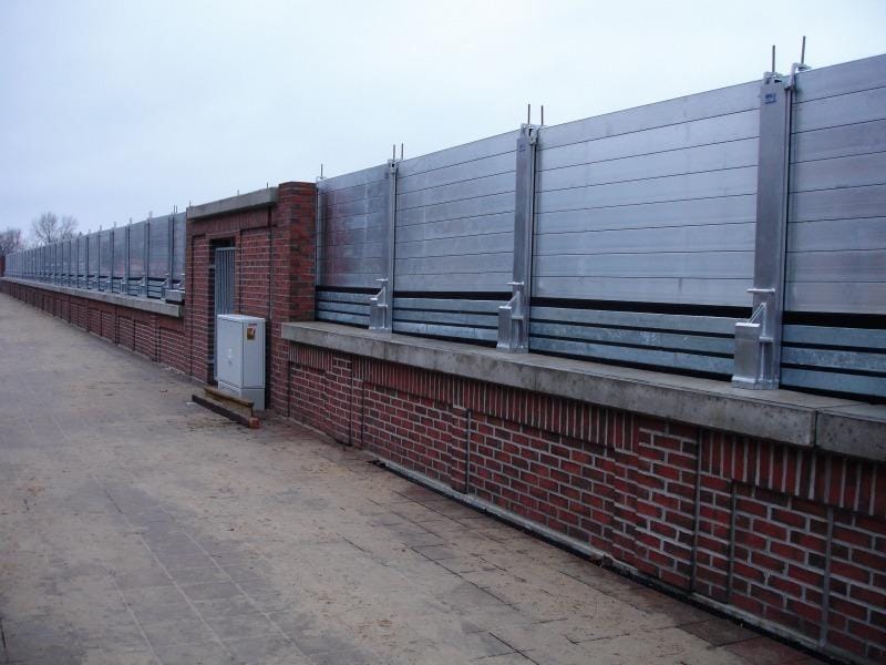 Flood protection wall using steel sheet piles