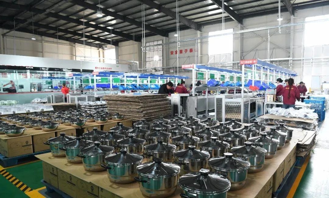 Kitchenware manufactured from stainless steel coil